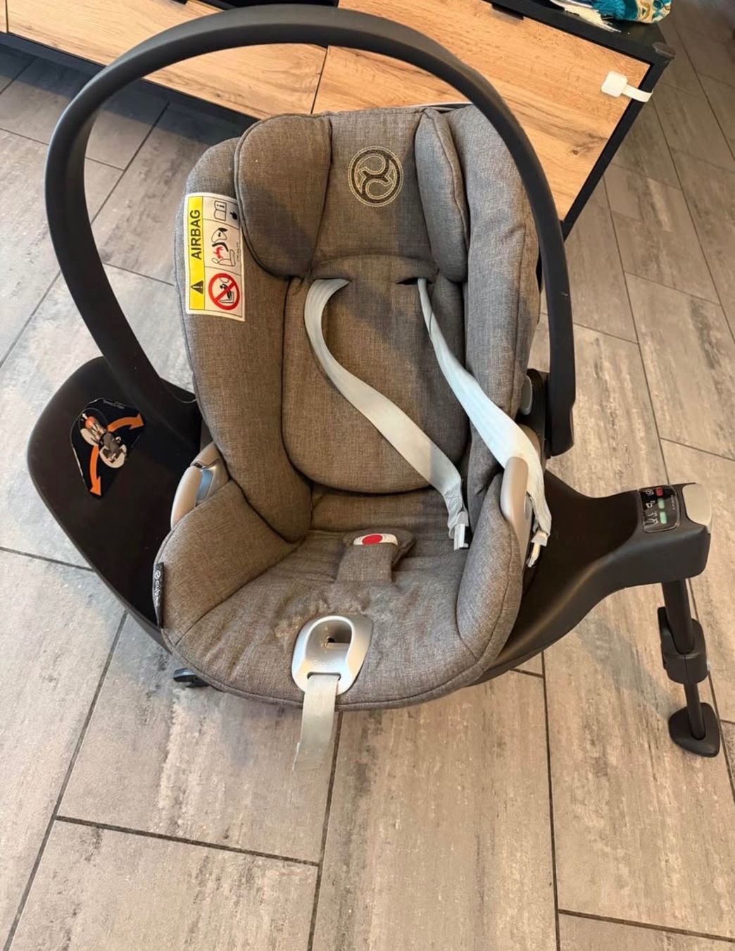 Cybex Sièges auto: Siège auto bébé Cybex Platinum + base ISOFIX – D'occasion à Lausanne par osm_fsr7 1