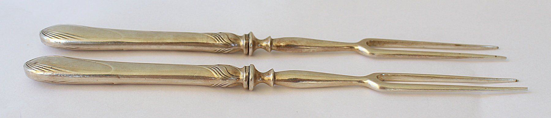Christofle Forchette: 2 Christoffle Gabel Fleischgabeln mit zwei Zinken versilbert – Nuovo (secondo la descrizione) da Zürich venduto da Auctionata 1