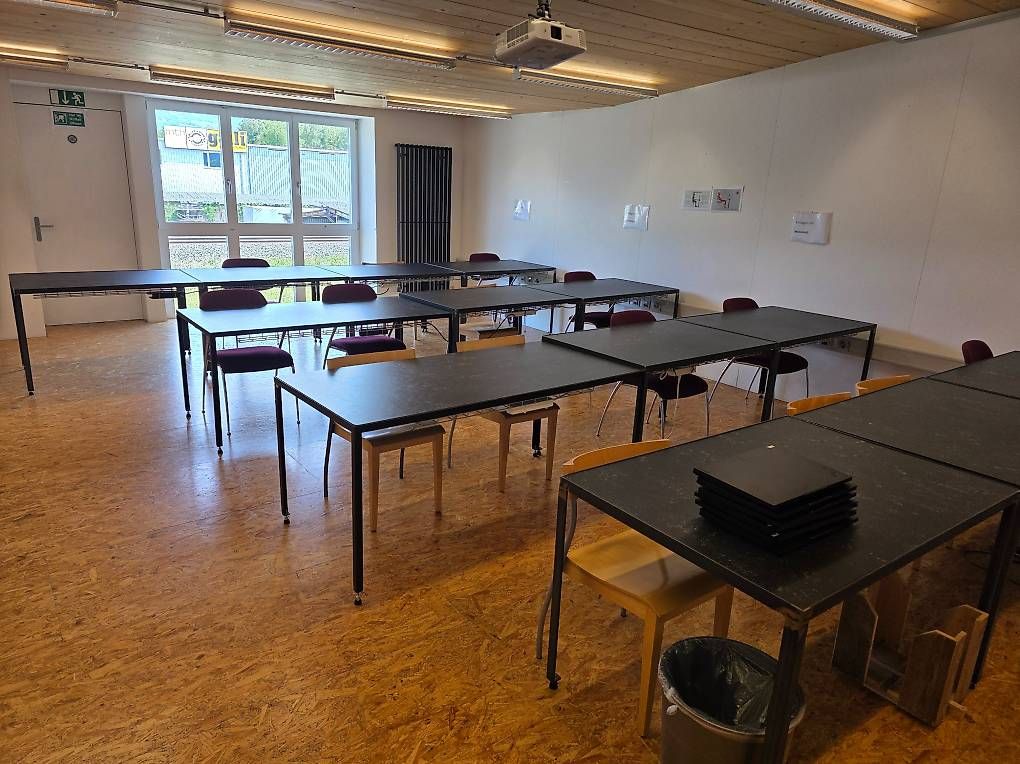 Tavoli: Tische Metall mit Holzplatte – Usato da Zuchwil venduto da stef.g