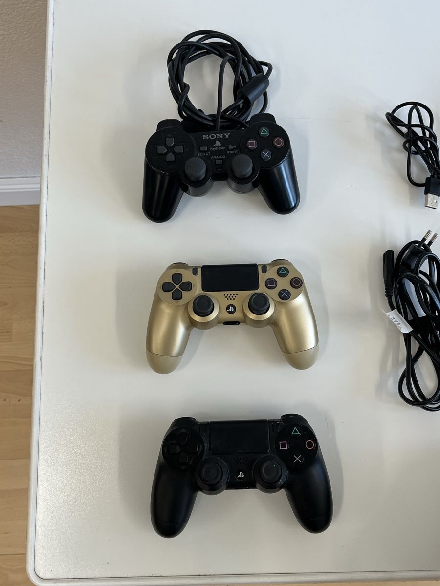 Sony Console: Playstation 4 mit Lenkrad, Pedalen und 3 Controller – Usato da Horgen venduto da Grizzly83 3