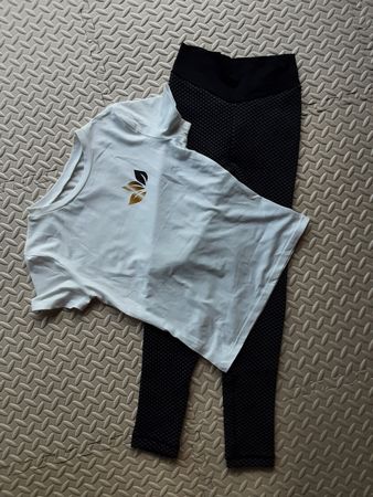 Sport-Set: Weiss T-Shirt & Gym-Leggings