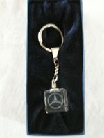 Schlüsselanhänger mit Mercedes-Logo im Glaswürfel