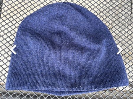 Warme, blaue Wintermuetze, perfekt fuer die kalte Jahreszeit