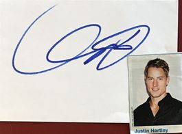 Justin Hartley Autogramm signiert Karte m. Bild 10x15cm
