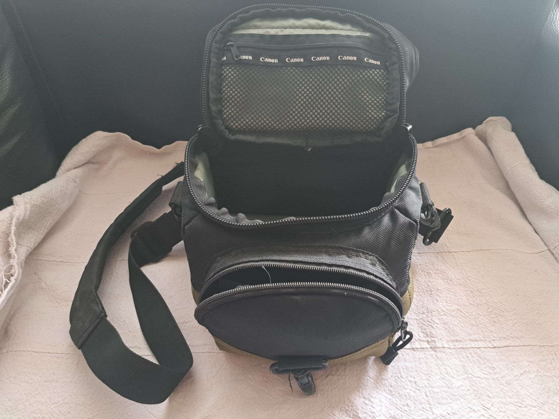 Canon Fotocamera: Canon EOS 70D 20.2MP DSLR - 18-135MM ZOOM LENS - CAMERA BAG – Usato da Lausanne venduto da Sunny_tape 9