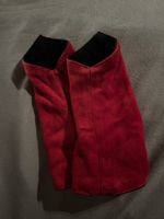 rote Stulpen aus Samt