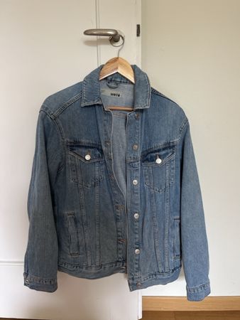Jeansjacke mit Blumenmuster, Gr. M, Top Zustand!