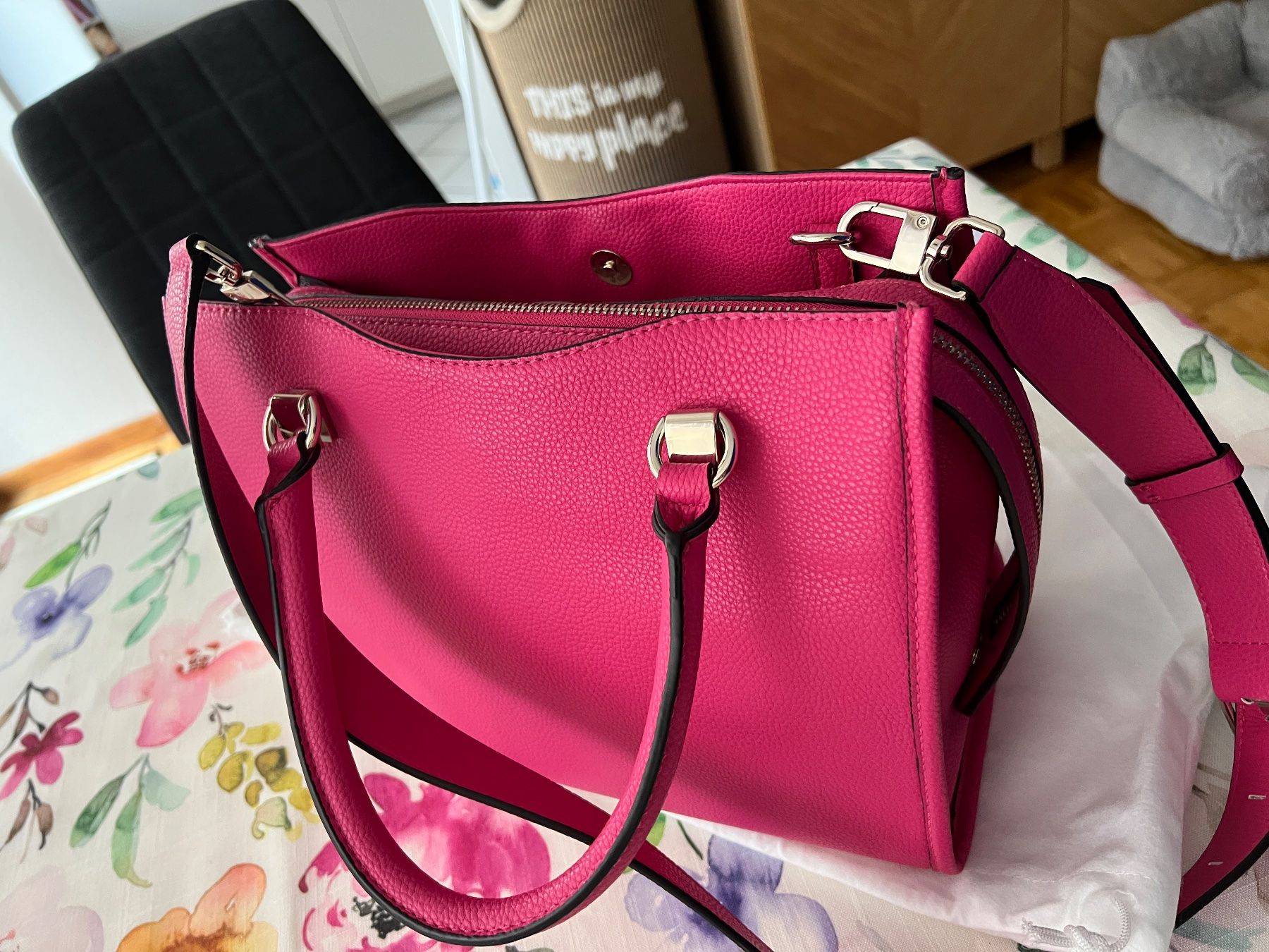 Guess Borse da donna: Sac à main Guess rose vif – Nuovo (secondo la descrizione) da Bernex venduto da isa_c5fr 1