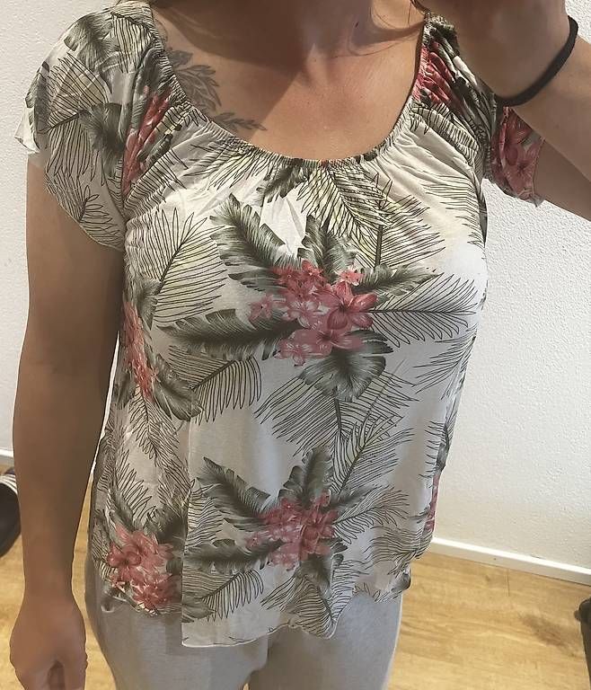 T-shirt: Blumiges Shirt – Usato da Brittnau venduto da _livia_n_ 1
