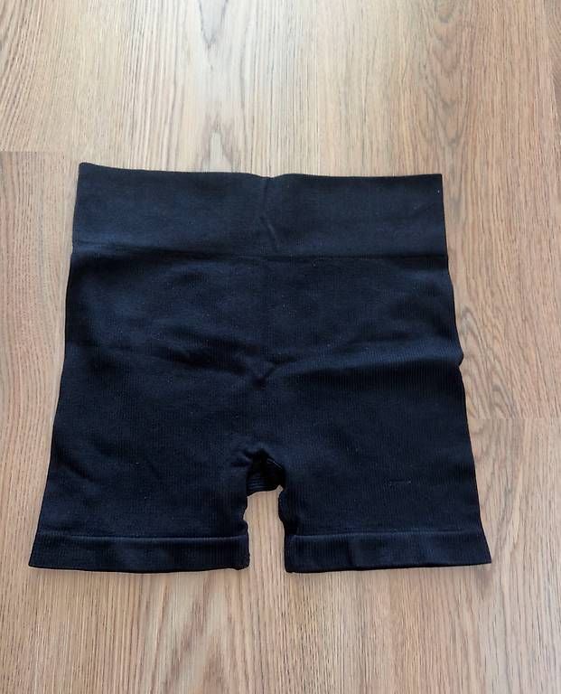 Pantalons: NAHTLOSE SHORTS BASIC SCHWARZ – D'occasion à Amriswil par deli20 2