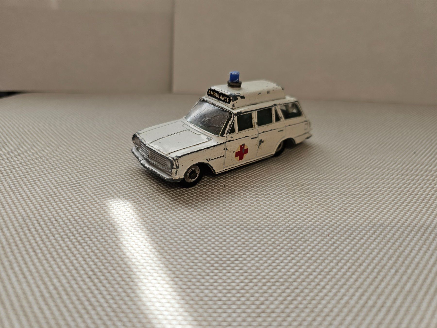 Dinky Toys Modellautos: Dinky Vauxhall Victor Ambulance – Gebraucht aus Starrkirch-Wil von easygo13