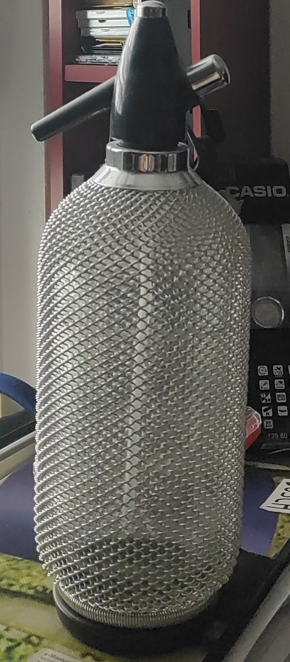 Bouteilles: Sodaflasche  Glasflasche mit Schutzgitter  – D'occasion à Bürglen TG par rehaso2214