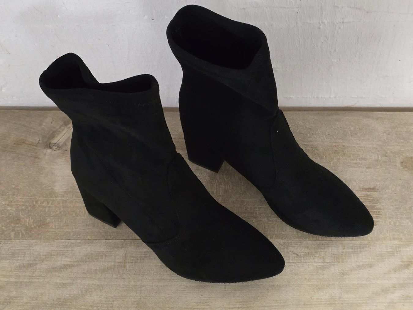 Scarpe da donna: Schwarze Ankle Boots - 38 - mit Blockabsatz – Nuovo (secondo la descrizione) da Thalwil venduto da VitaMini 2