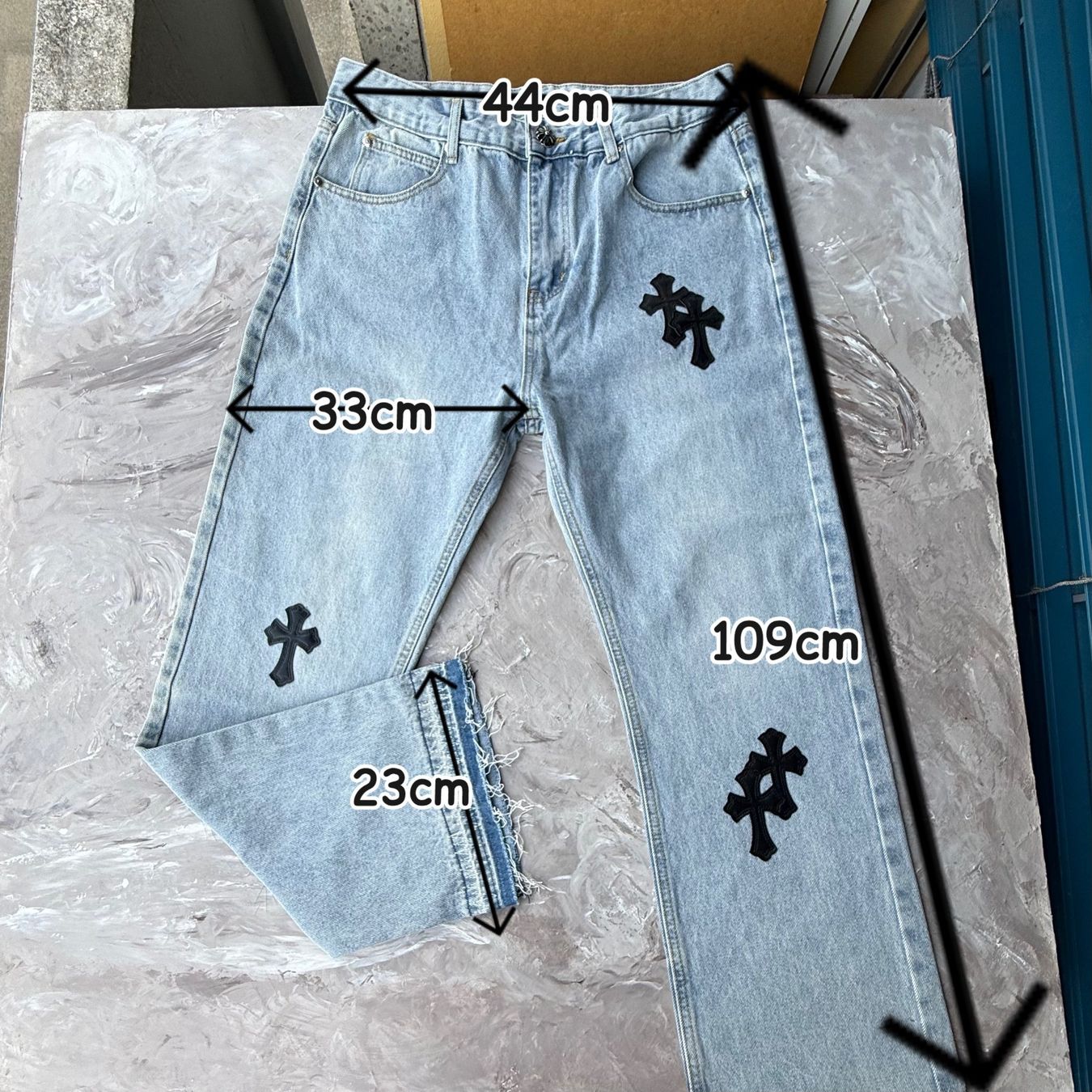 Jeans: Jean droit bleu clair patchs croix noires – Usato da Thônex venduto da Suisse.Shopping 8