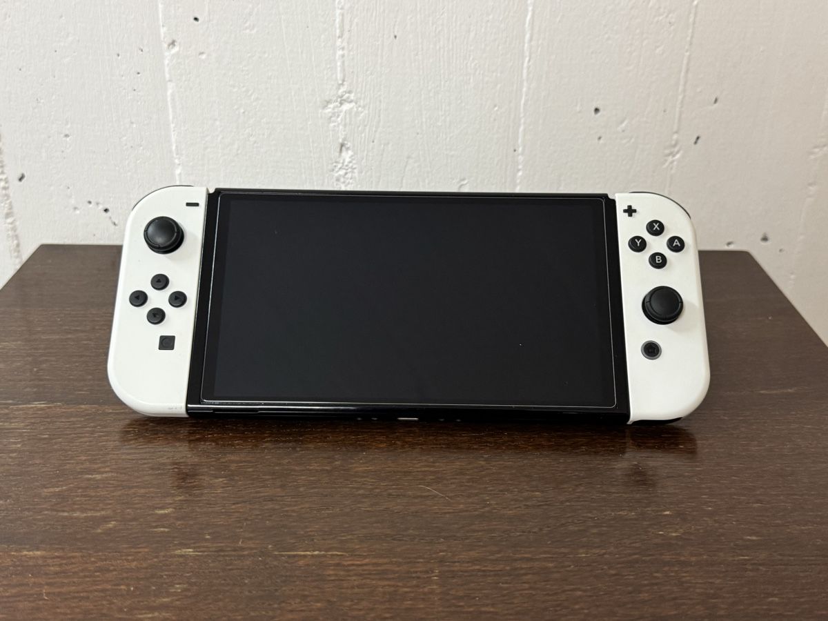 Nintendo Console: Nintendo Switch Oled, Pro Controller und Spiele – Usato da Binningen venduto da mareger