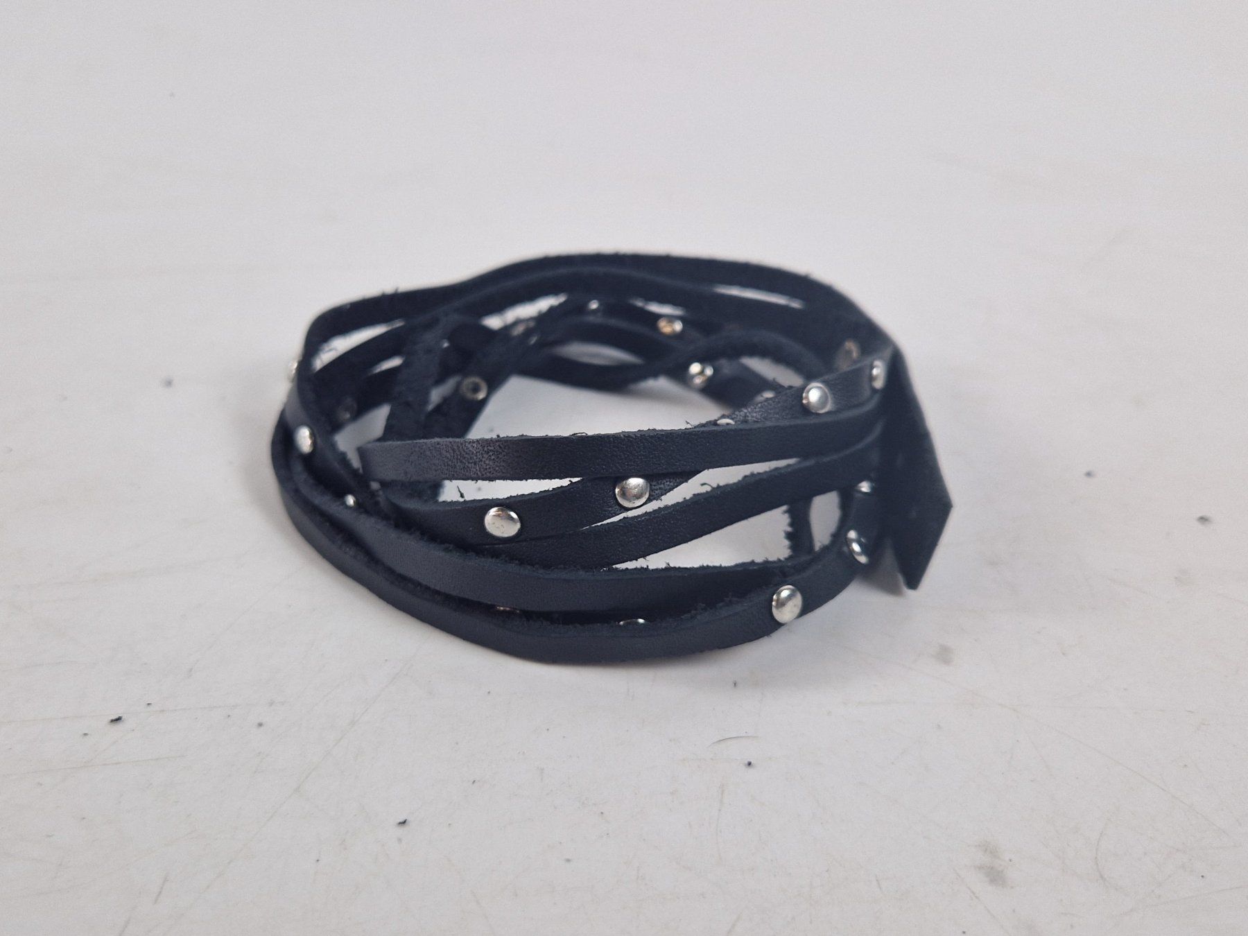 Bracciali & Braccialetti: Schwarzes Armband mit silberfarbenem Dekor – Usato da Muhen venduto da Restwert_Muhen