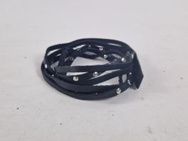 Schwarzes Armband mit silberfarbenem Dekor