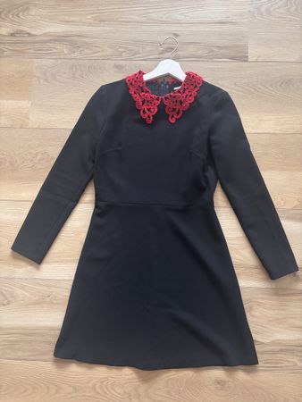 Sandro Kleid schwarz mit rotem Spitzenkragen Gr 2