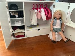 Puppe mit Schrank und mit viel Zubehör