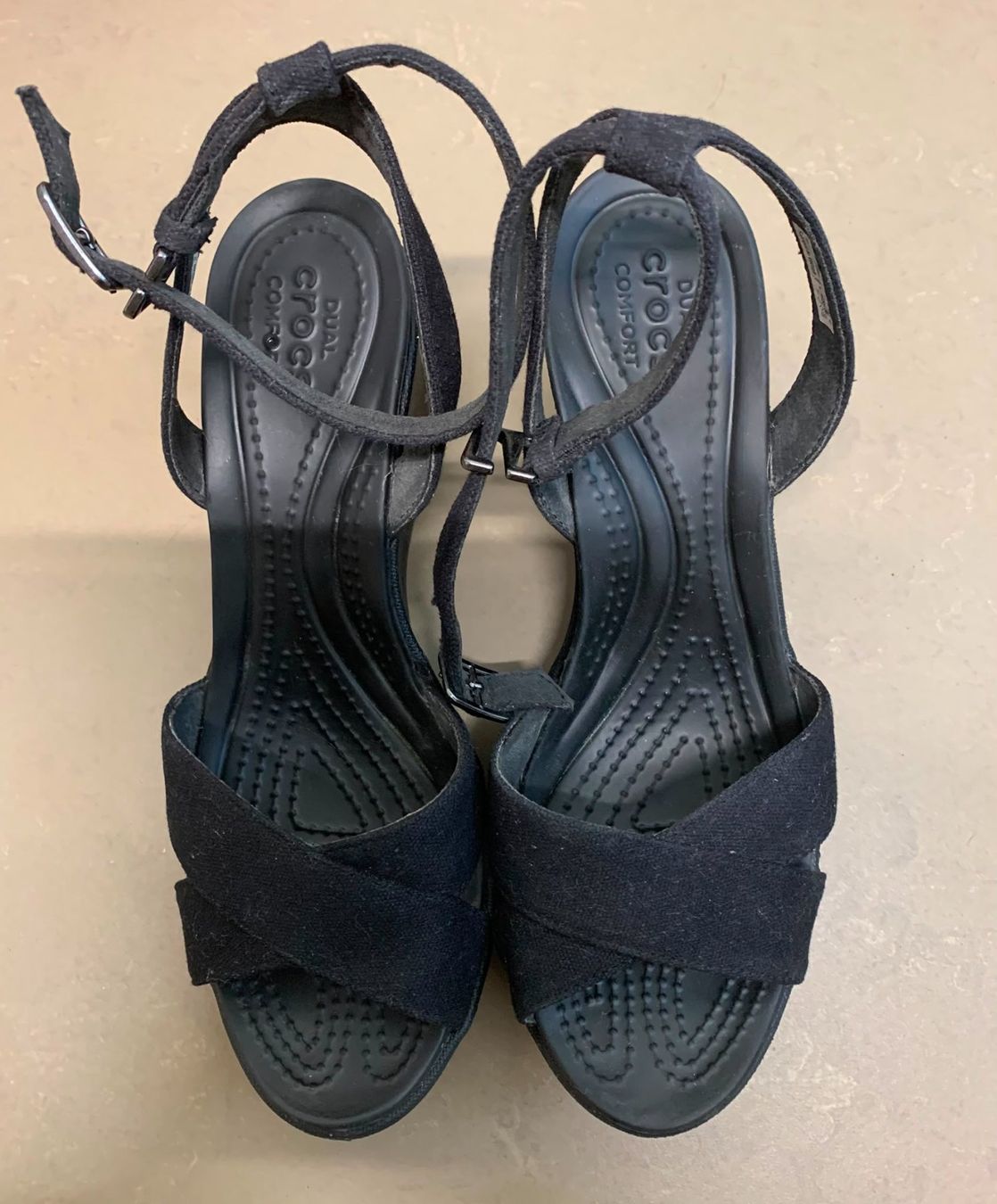 Crocs Scarpe da donna: CROCS Leigh ２ crossstrap ankle wedge – Usato da Winterthur venduto da schnuregigeli