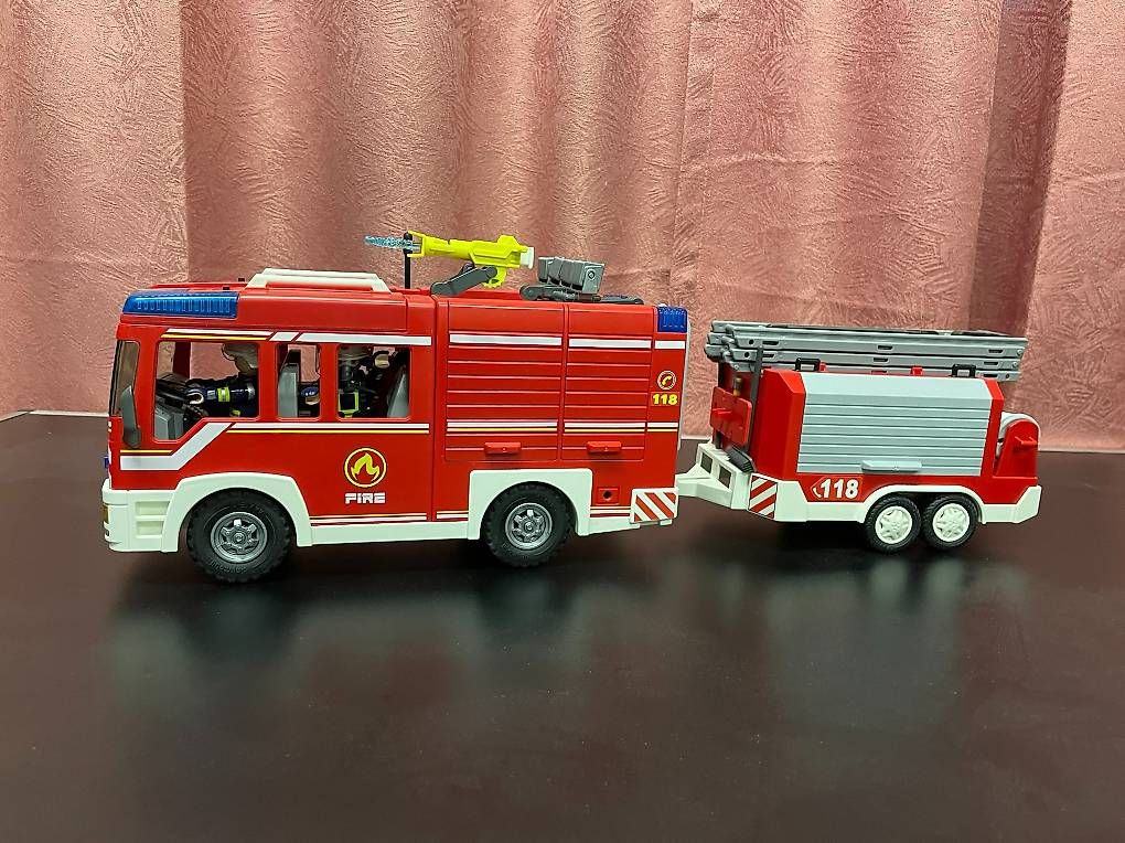 Jouets: Playmobil - camion de pompier avec remorque – D'occasion à Ependes VD par chouchoux