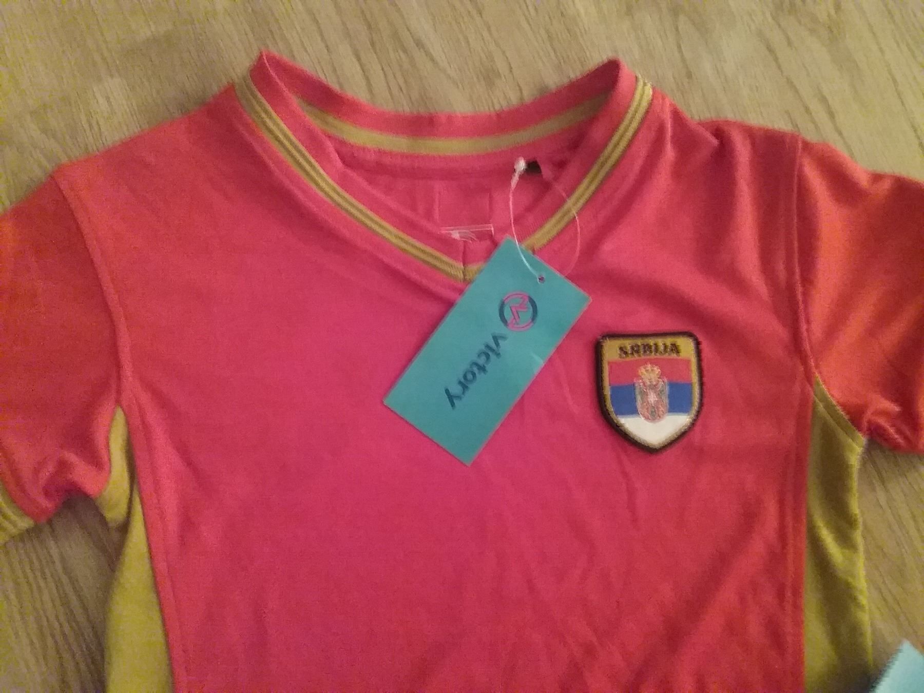 Scarpe, pantaloni & magliette da ginnastica: Neues 2 teil.Fussballset SERBIJA Gr. 116 – Nuovo e nell'imballaggio originale da Zürich venduto da lehmi1 1