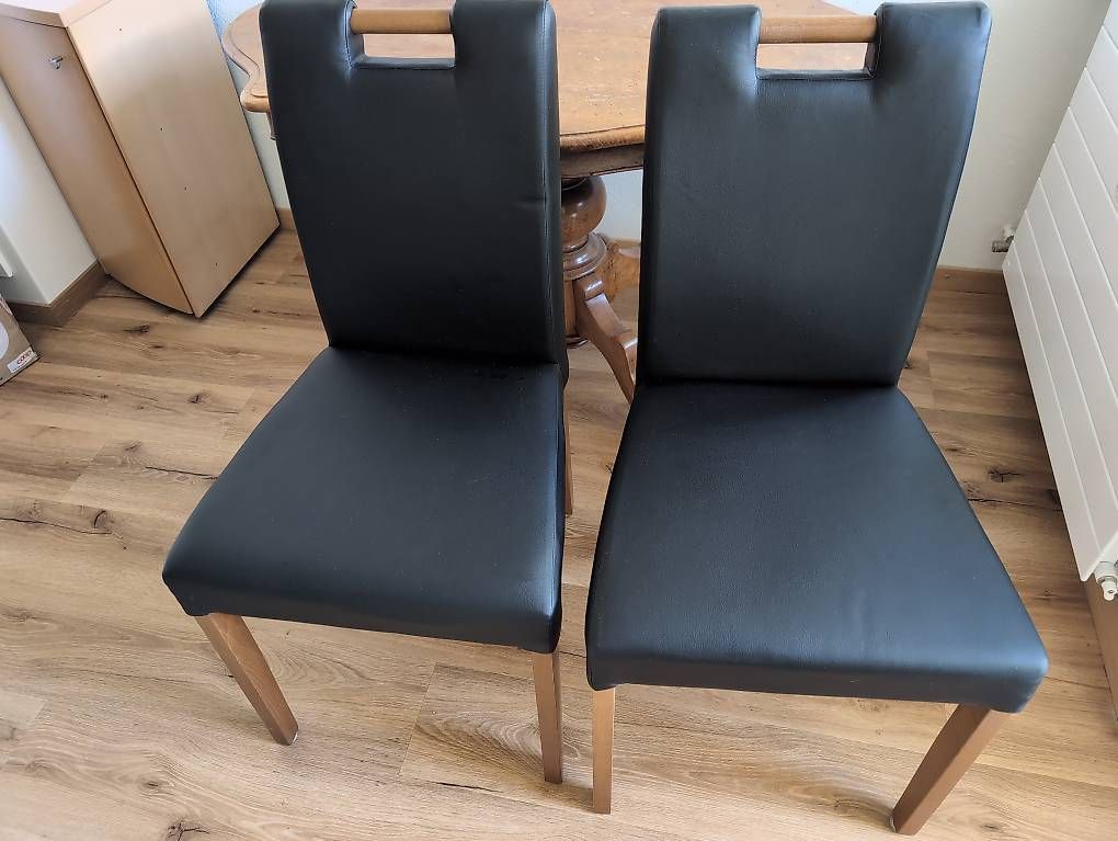 Tavoli: Nussbaum Tisch und zwei Stühle – Usato da Steffisburg venduto da lis_2rsd 2