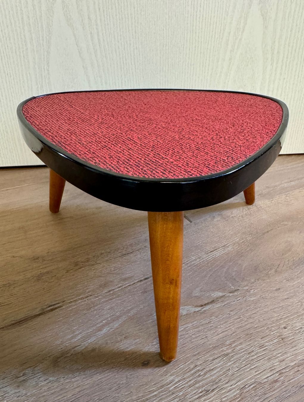 Sgabelli: Alter Blumenhocker Pflanzenhocker 50er rot – Usato da Rothrist venduto da Luckywinner 3