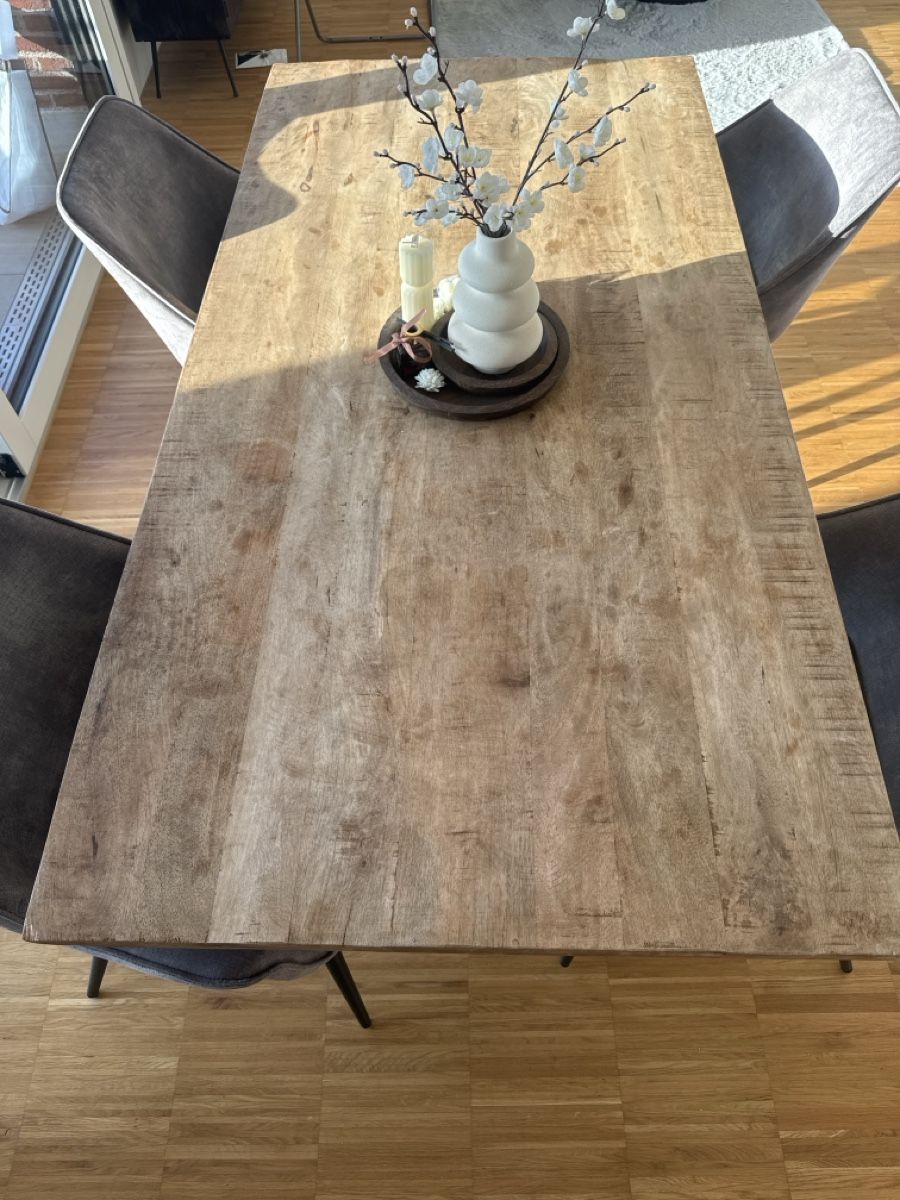 Tische: Holz Tisch mit vier stühlen – Gebraucht aus  von  2