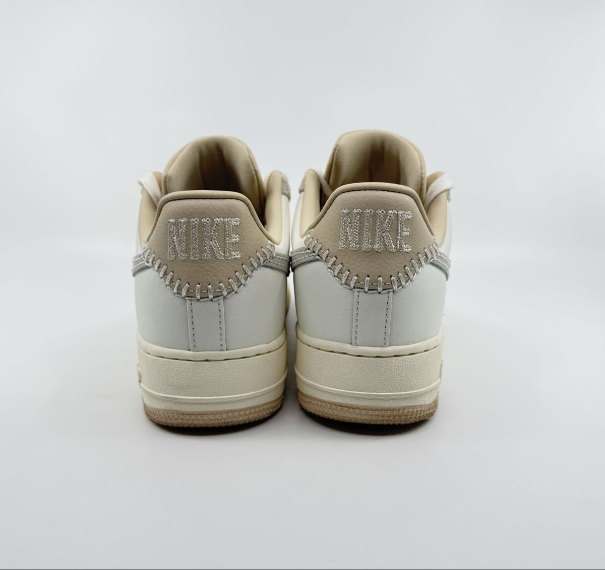 Nike Scarpe da donna: Nike Air Force 1 Low Light Bone Suede Tassels Gr.38,5 – Usato da Herisau venduto da Seyashop1 3