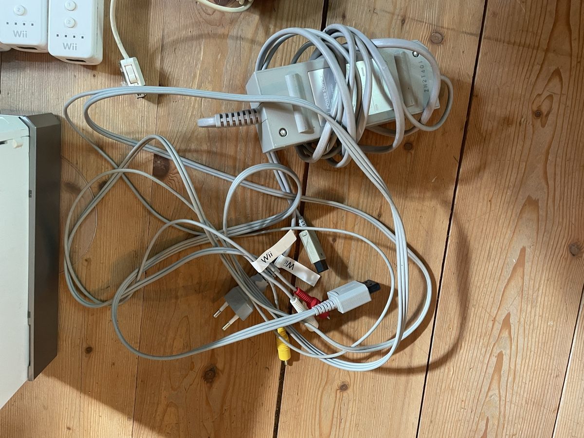 Nintendo Console: Nitendo Wii inkl. 4 Controller & 2 Nunchucks – Usato da Winterthur venduto da Xavira 4