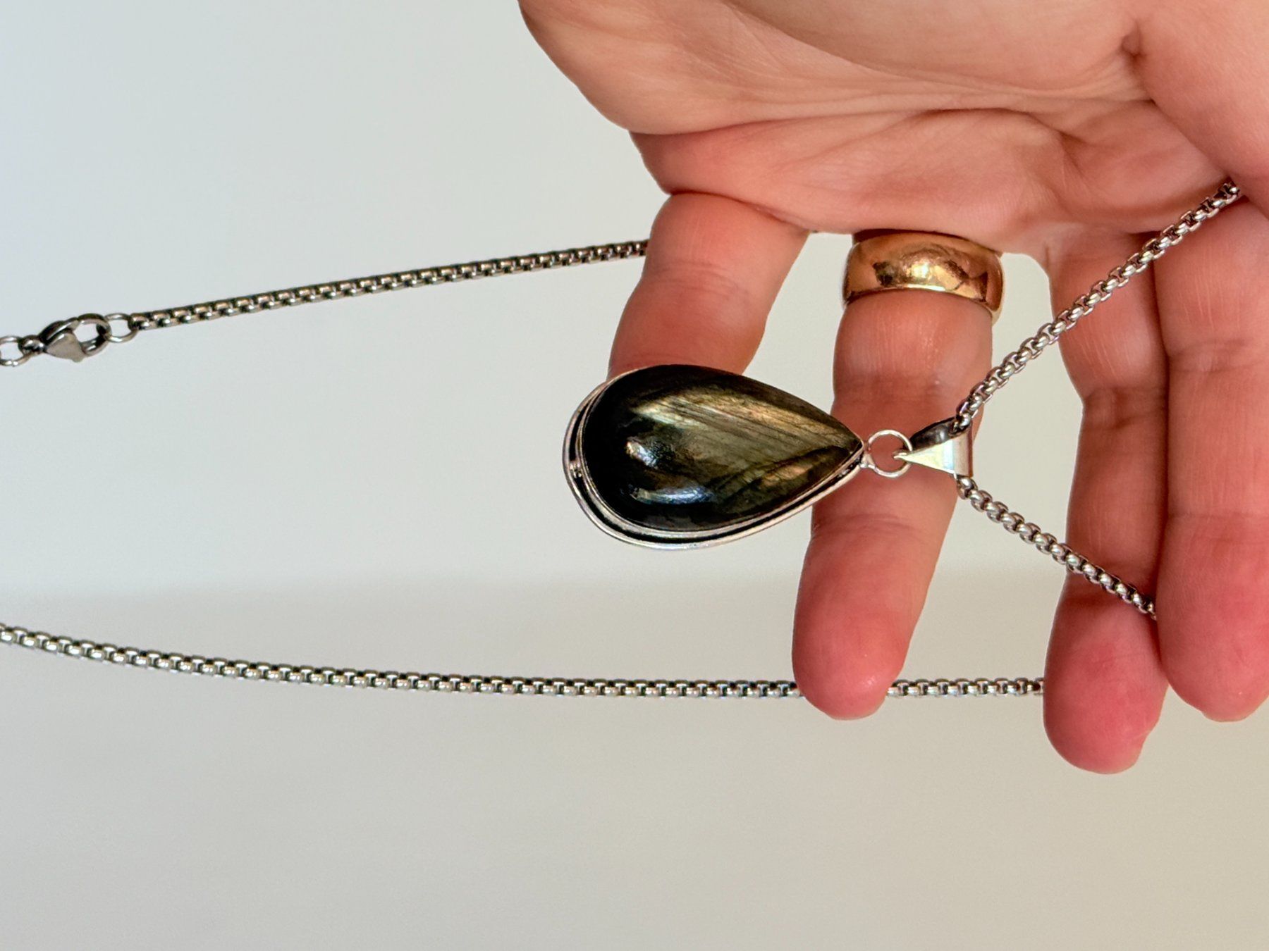 Catenine: Collier vintage avec pendentif pierre Labradorite – Nuovo e nell'imballaggio originale da Genève venduto da AWWA 4