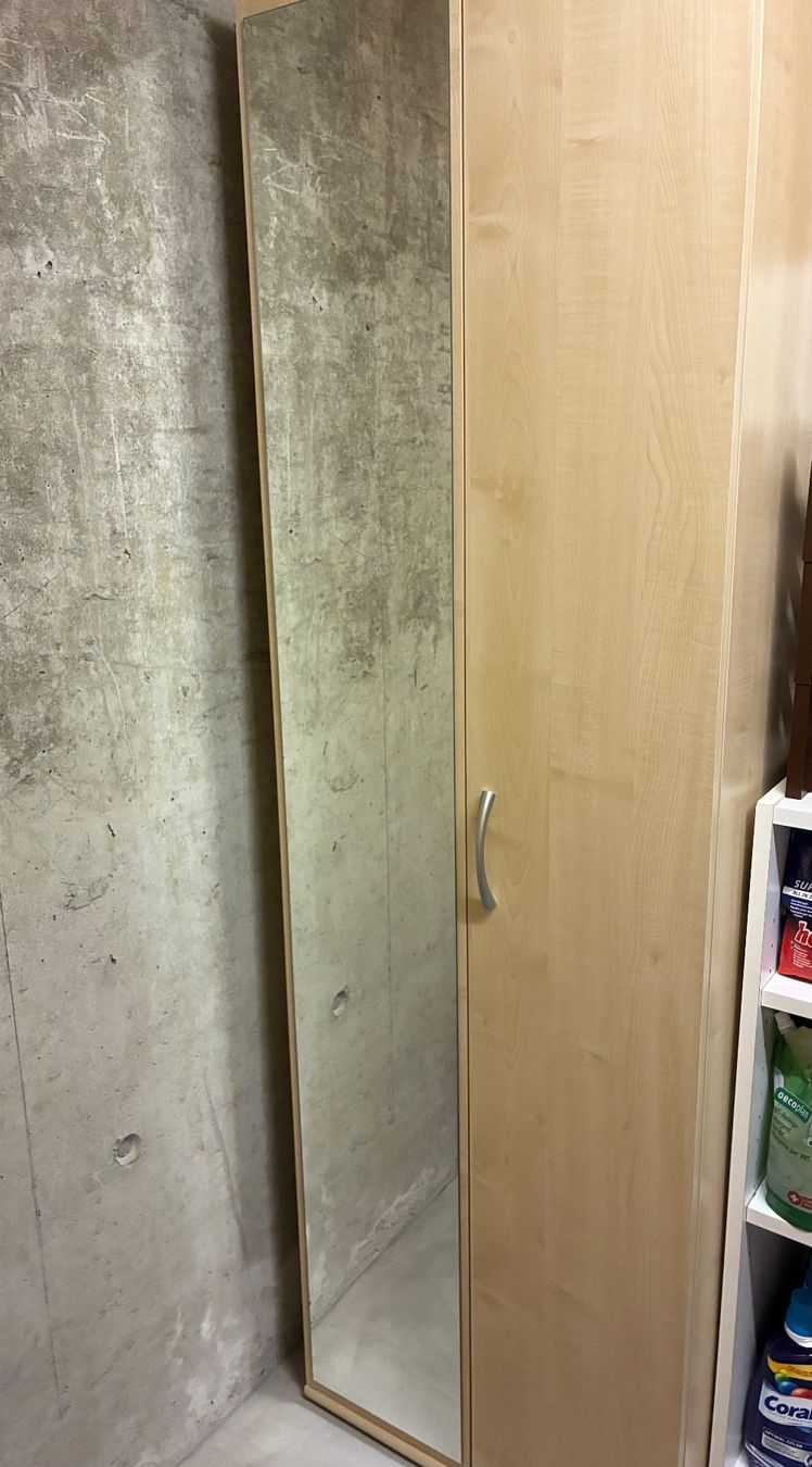 Armadi: Schmaler Schrank mit Spiegel, helles Holz – Usato da Baar venduto da Johan016