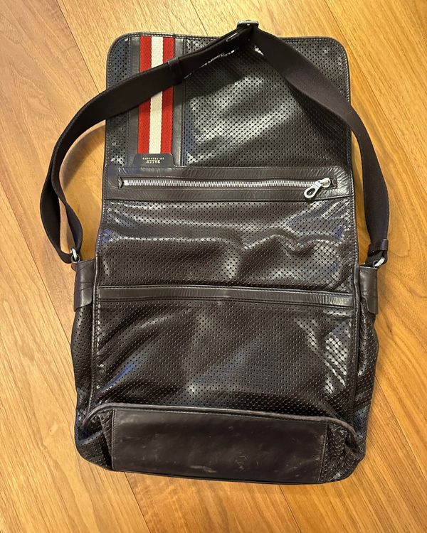 Bally Umhängetasche mit Lochmuster und rot-weissen Streifen (Gebraucht ...