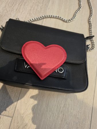 Valentino Handtasche schwarz mit Herz Motiv NEU