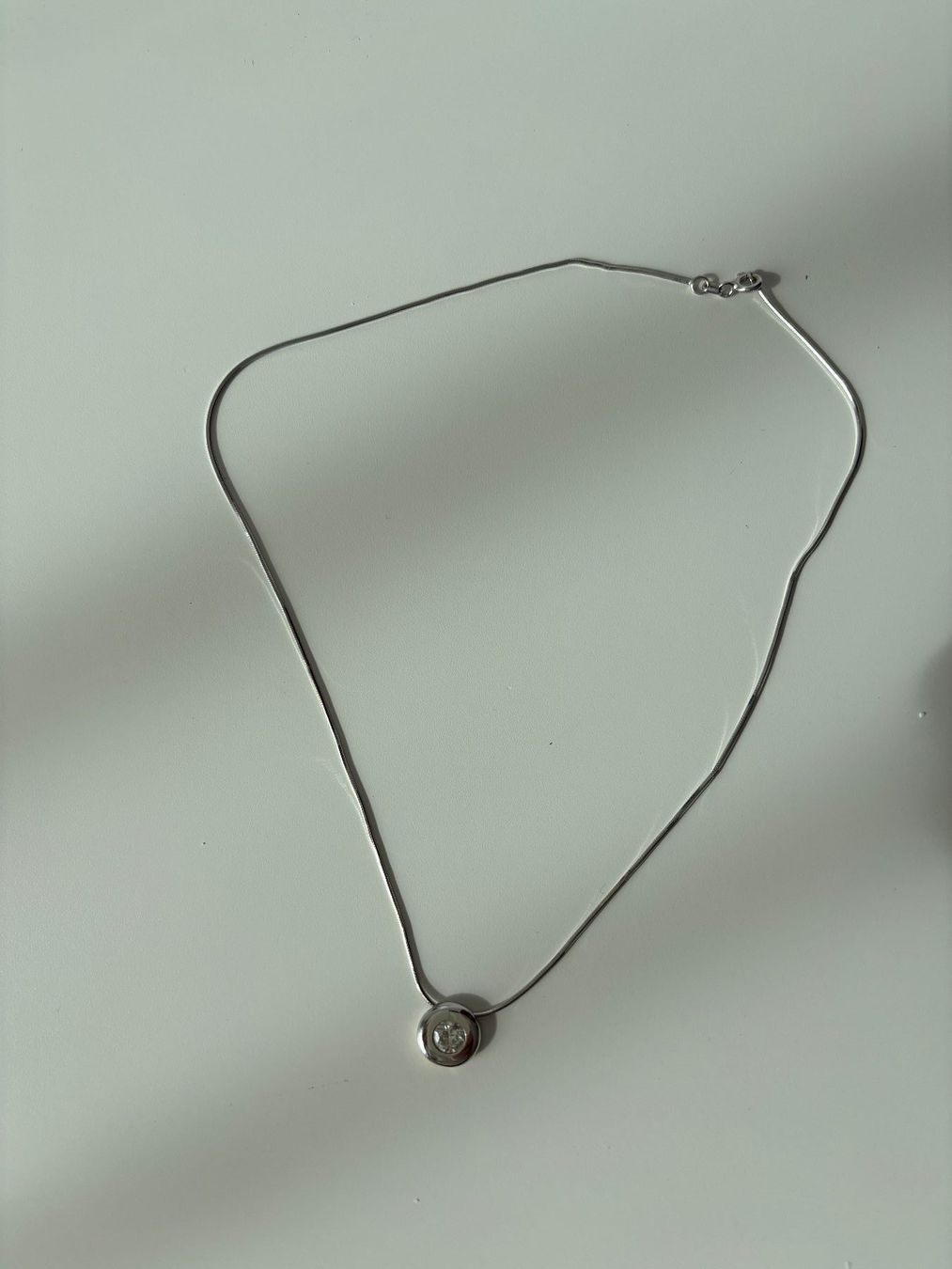 Ketten: Weissgold Collier mit 1 Brillant – Gebraucht aus Thierachern von Herci 1