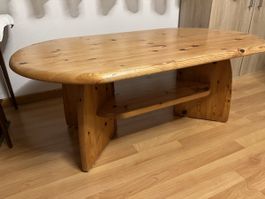 Rustikaler Couchtisch aus Massivholz mit Ablagefläche