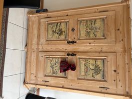 4 Jahreszeiten Schrank mit Tablaren