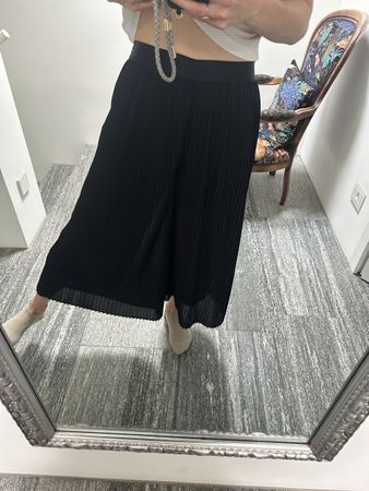 Vero Moda Black Pleated Culottes Size S - Perfect for Spring