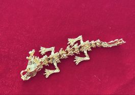 1 Stück Goldfarbene Drachen.