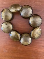 Goldig, Oliven grüne Armband mit grossen Glasperlen. Top!