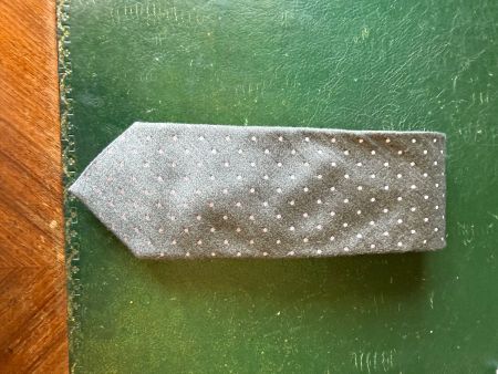Cravate en soie grise à pois roses pâles   – Tie Rack London