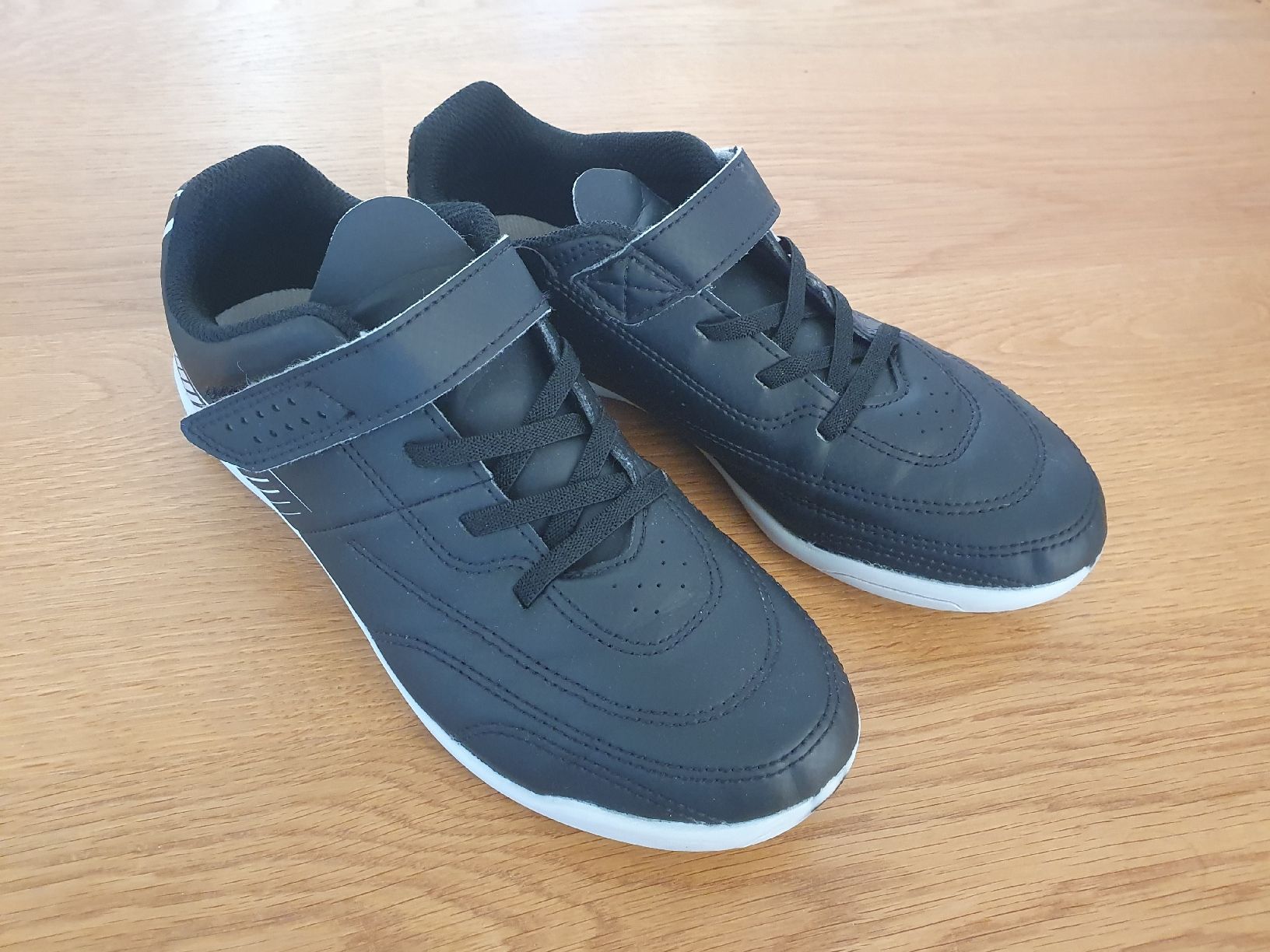 Decathlon Scarpe da uomo: Kipsta Futsal Hallenschuhe Gr. 36 – Usato da Villars-sur-Glâne venduto da richardette
