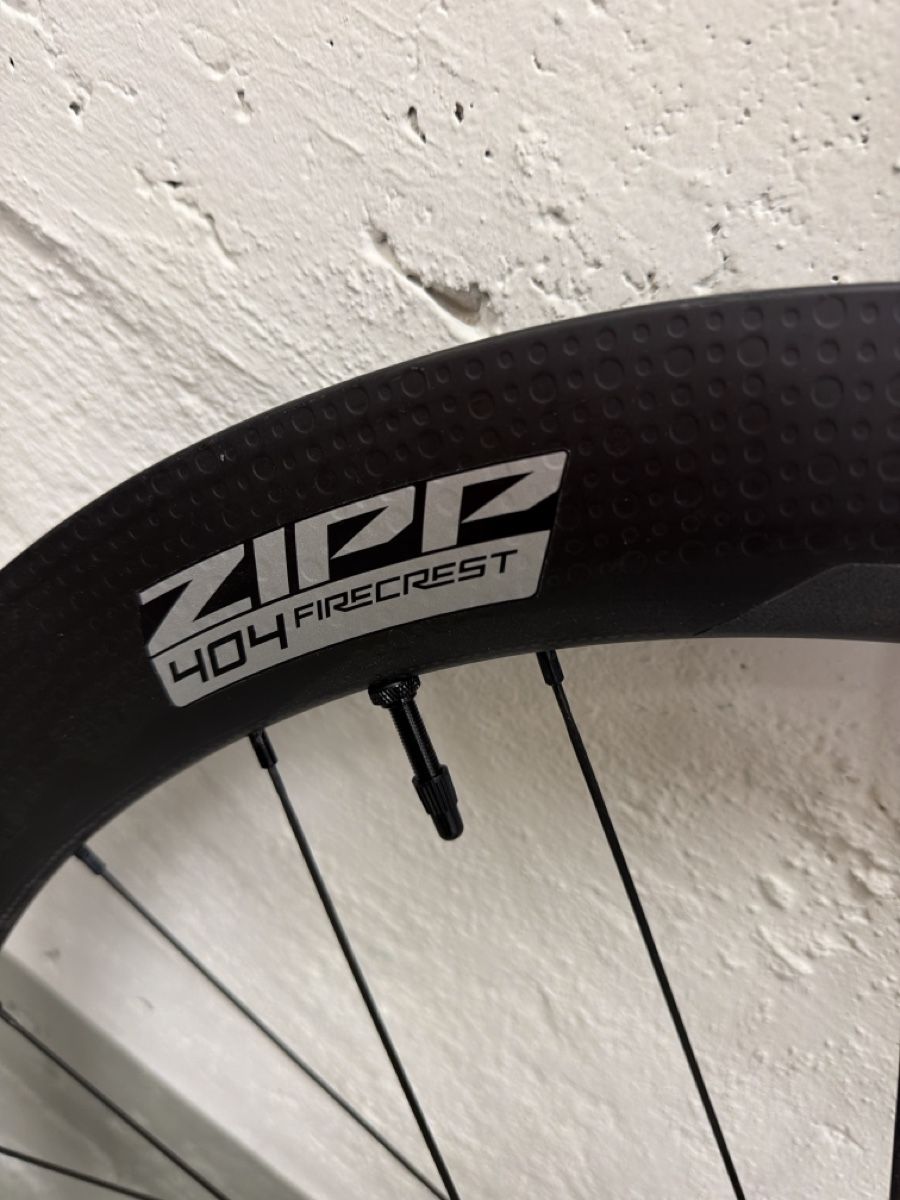 Pièces détachées: Zipp 404 Firecrest Front Wheel 700C, Disc-CL – Neuf (Voir description) à Wilderswil par bikeboxoutlet 1