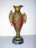 Grosse Vase auf Marmorsockel