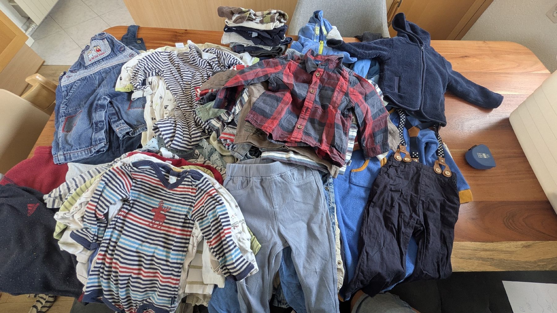 Ensembles coordonnés: 60 teiliges Kleiderpaket Junge Grösse 74 – D'occasion à Staad SG par Reenalina