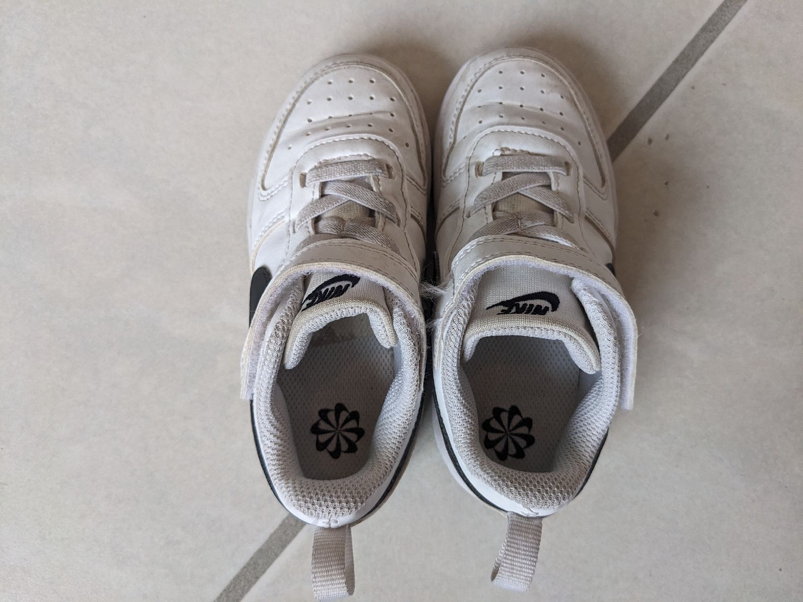 Scarpe per ragazzi: Weisse Nike Kinderschuhe, Grösse 26 – Usato da Wald ZH venduto da andy_ch01 3