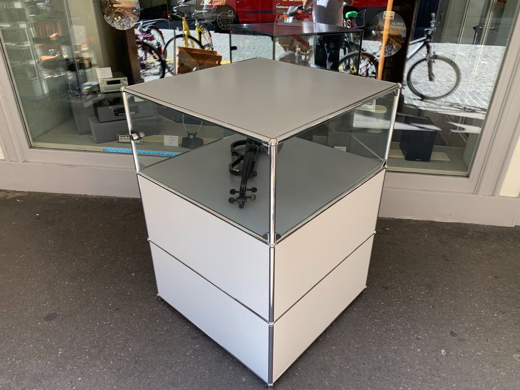 Vetrine: USM Laden Vitrine Lieferung Gratis – Usato da Thun venduto da Thuno6 6