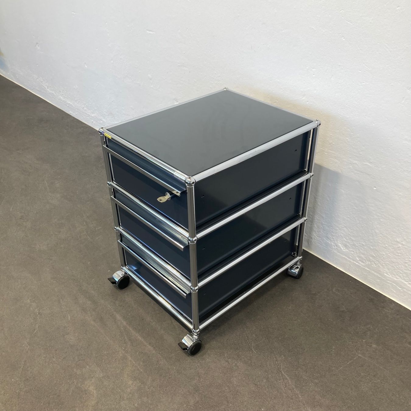 USM Banconi: USM-Haller Classic Roll-Korpus anthrazit - 3 x A6 Schublade – Usato da Schönenwerd venduto da mcofficeshop 4
