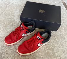 Nike Air Force 1 Low, Rot-Schwarz, Grösse 42.5